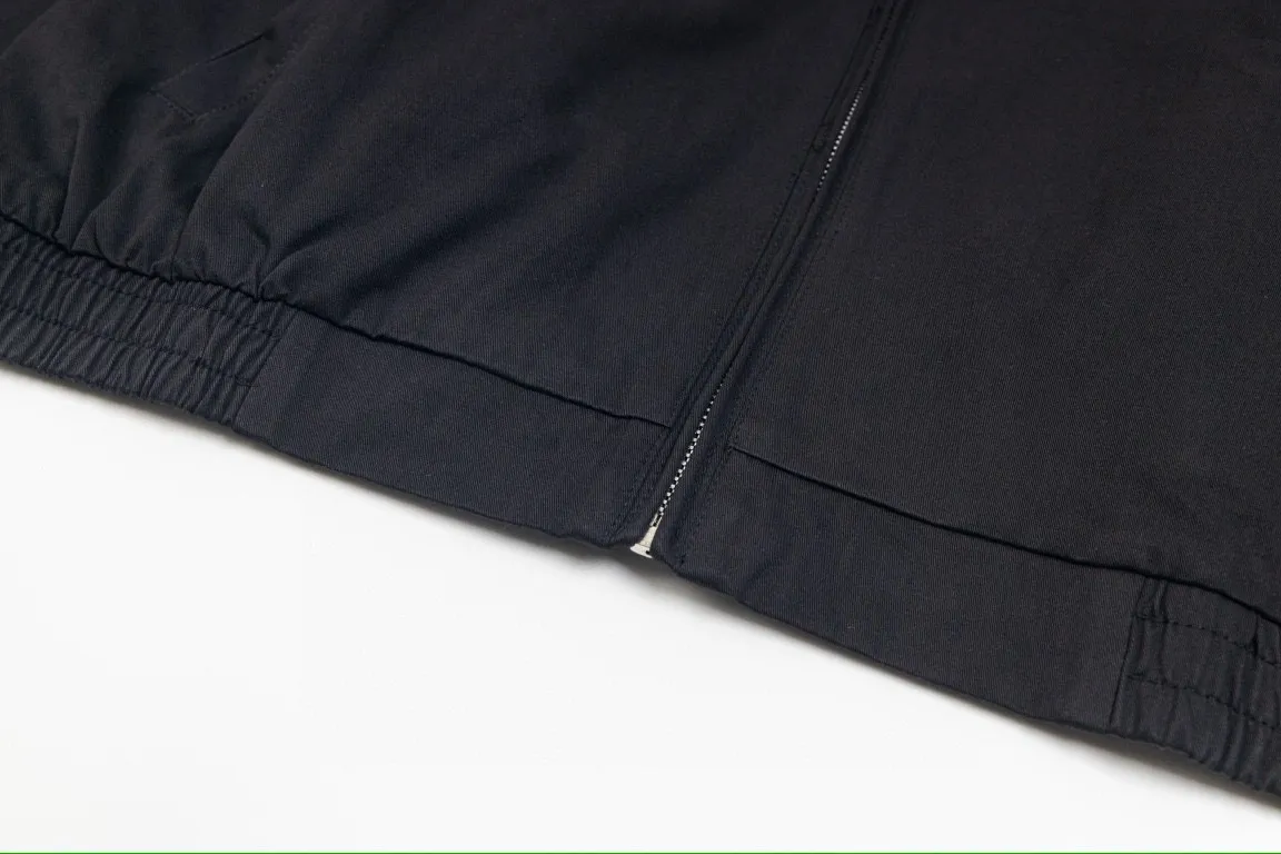 P300 model number: G317 Ralph Lauren's new 24ss classic embroidered logo lapel executive zipper jacket for both men and women. 1️⃣Selected from high-quality original developed pure cotton fabric, with customized plaid lining inside, the overall wear effect is very soft and comfortable. 2️⃣The workmanship details are perfectly controlled, with exquisite small logo embroidery on the chest, and the unique design style of splicing technology is used on the dropped shoulders to highlight your personality! The version is simple but not simple! 3️⃣ Complete with tag accessories, unisex design, and a very versatile jacket for men and women!  Color: black, navy blue, khaki Size: S, M, L, XL